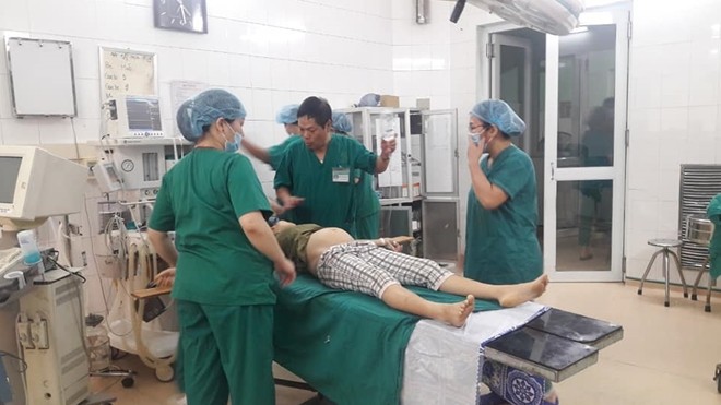 Sản phụ được các bác sĩ Khoa Sản của BV Đa khoa Tuyên Quang cấp cứu