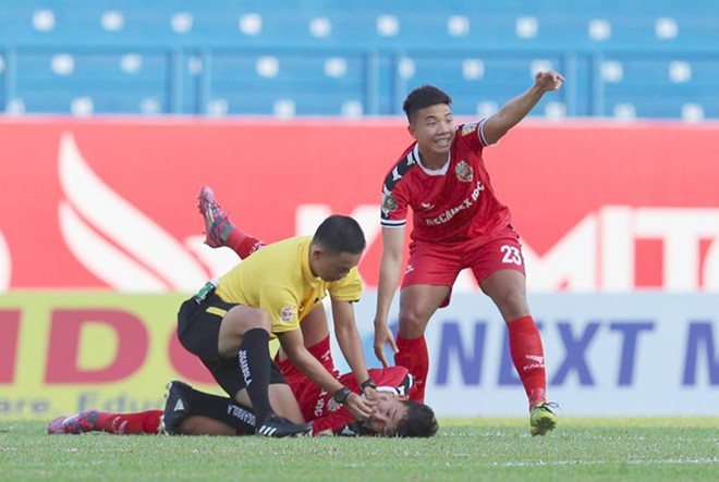 Cầu thủ đội Bình Dương bị hôn mê có biểu hiện tụt lưỡi, gây tắt nghẽn đường thở. (Ảnh: Danh Hiền)