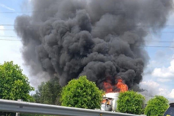 Xe container bốc cháy trên cao tốc TP.HCM - Long Thành - Dầu Giây.