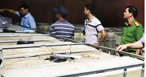 Cảnh sát khám xét một điểm sản xuất xăng dầu giả trong đường dây của ông Trịnh Sướng. Ảnh: Bộ Công an.