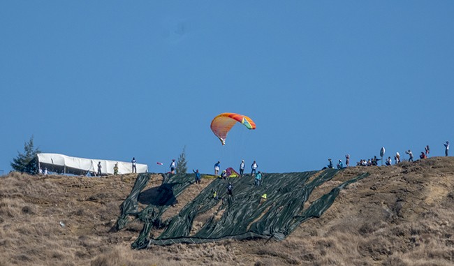 Phi công xuất phát từ đỉnh núi Thới Lới. Ảnh: Xuân Thọ