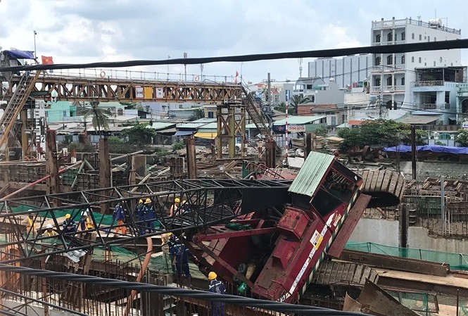 Chiếc cần cẩu bị lật nghiêng.