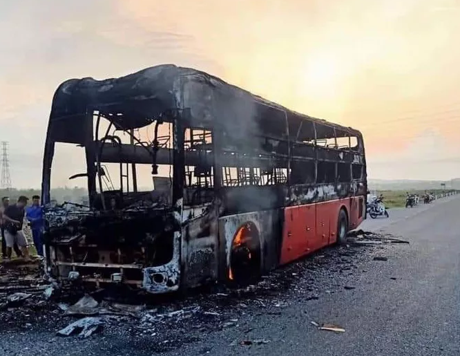 Hiện trường vụ xe khách bị lửa thiêu rụi hoàn toàn. Ảnh: Người Lao Động