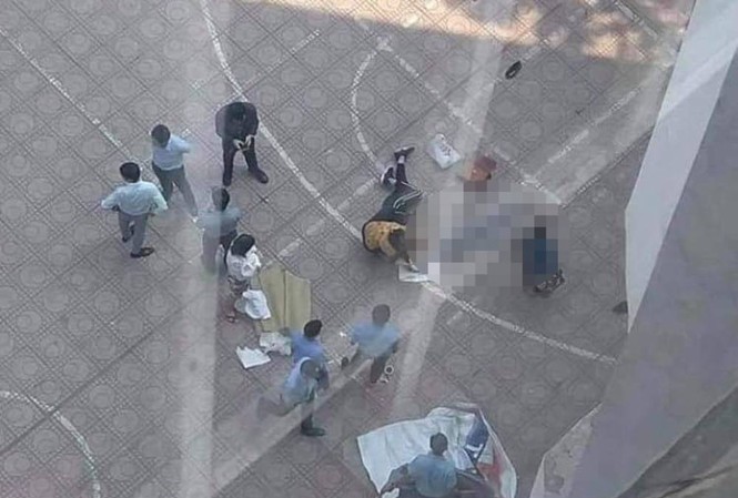 Hiện trường vụ nam sinh trường Đại học Kiến trúc rơi từ tầng 13 xuống đất. - Ảnh: Tiền Phong