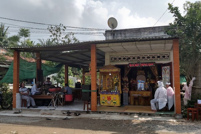 Người thân đang làm lễ ma chay cho nạn nhân. - Ảnh: Zing.vn