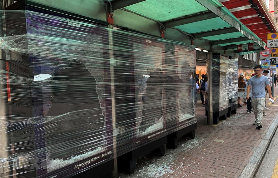 Một bến xe buýt bị hư hại do người biểu tình đập phá tại Hong Kong, Trung Quốc, ngày 12/11. (Ảnh: THX/TTXVN)