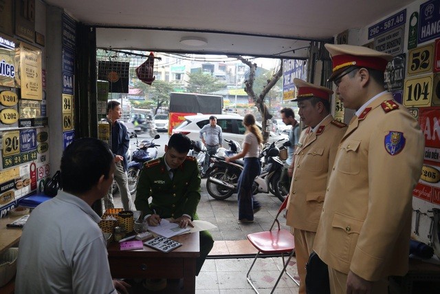 Phát hiện điểm bán biển số ô tô giả với giá 400.000 đồng ở Hà Nội