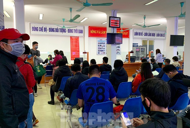 Lao động mất việc làm nộp hồ sơ hưởng bảo hiểm thất nghiệp tăng tới 70% so với cùng kỳ năm trước. - Ảnh: Tiền Phong