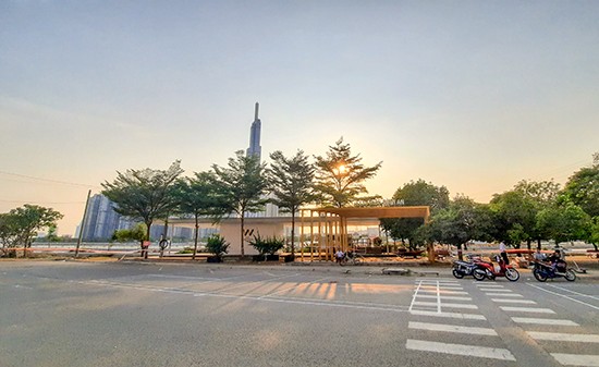 Bến tàu thủy Bình An lác đác vài người khi chiều xuống. - Ảnh: Lê Xuân Thọ.