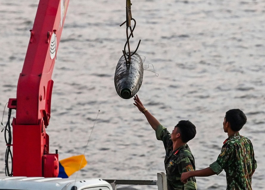 Quả bom được trục vớt dài 1,6 m - Ảnh: Zing.vn