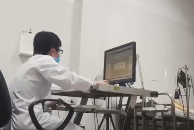 Hình ảnh trong phòng đo điện não đồ video tại Viện Sức khỏe Tâm thần. - Ảnh cắt từ clip