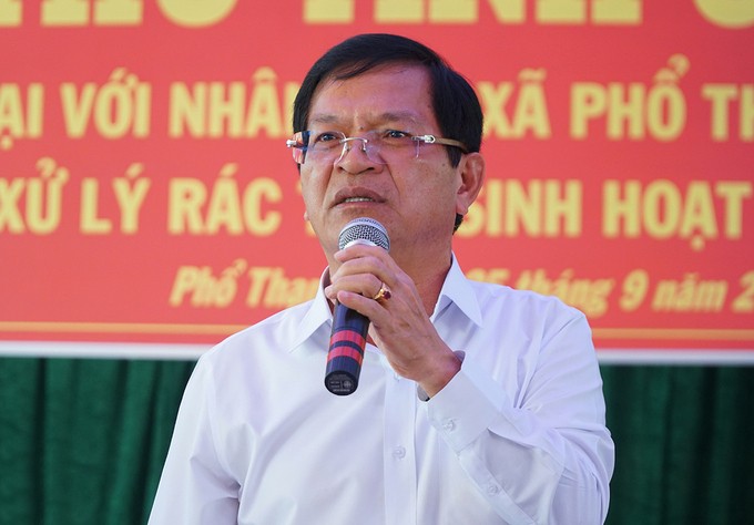 Ông Lê Viết Chữ tại buổi đối thoại với người dân huyện Đức Phổ về vấn đề nhà máy xử lý rác vào tháng 9/2019. - Ảnh: Vnexpress