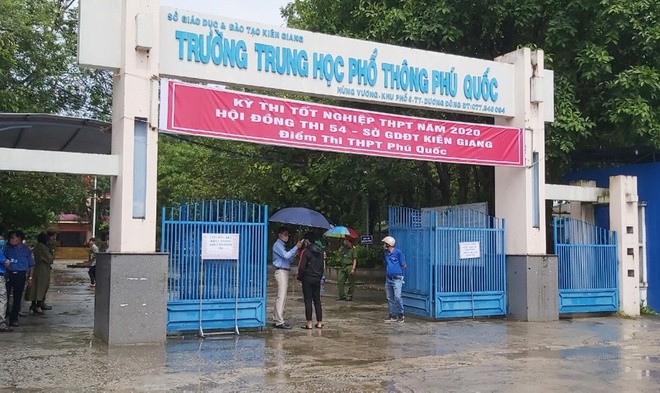 Thí sinh đến Trường THPT Phú Quốc làm thủ tục dự thi. - Ảnh: Zing.vn