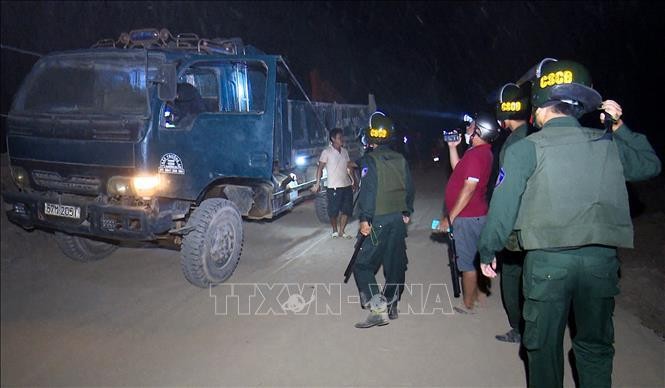 Các đối tượng đang vận chuyển đất đi san lấp mặt bằng bị lực lượng chức năng phát hiện. 