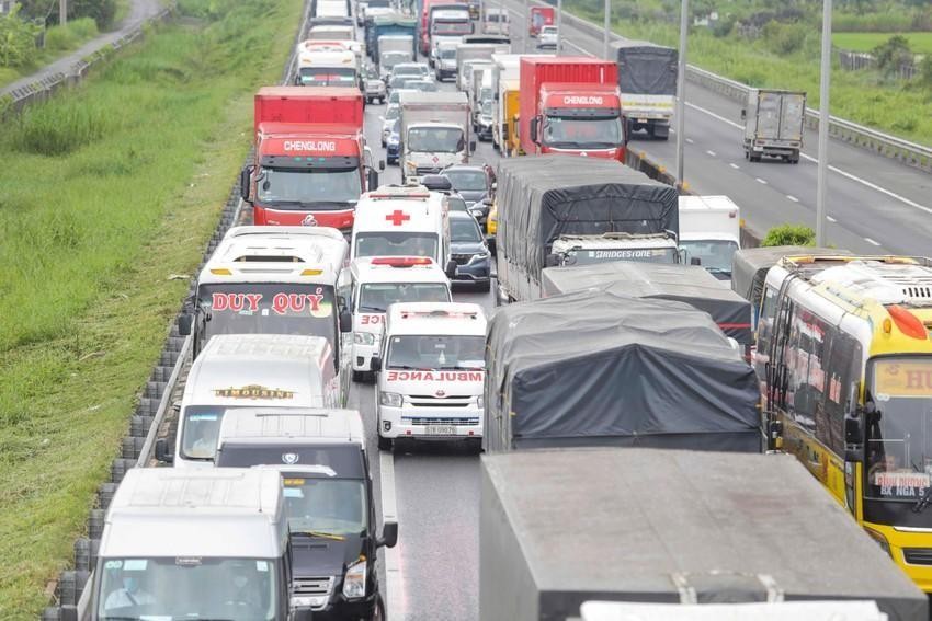 Trong 8 tháng đầu năm 2022 xử lý 1.097 trường hợp vi phạm điều khiển xe chạy ở làn dừng xe khẩn cấp