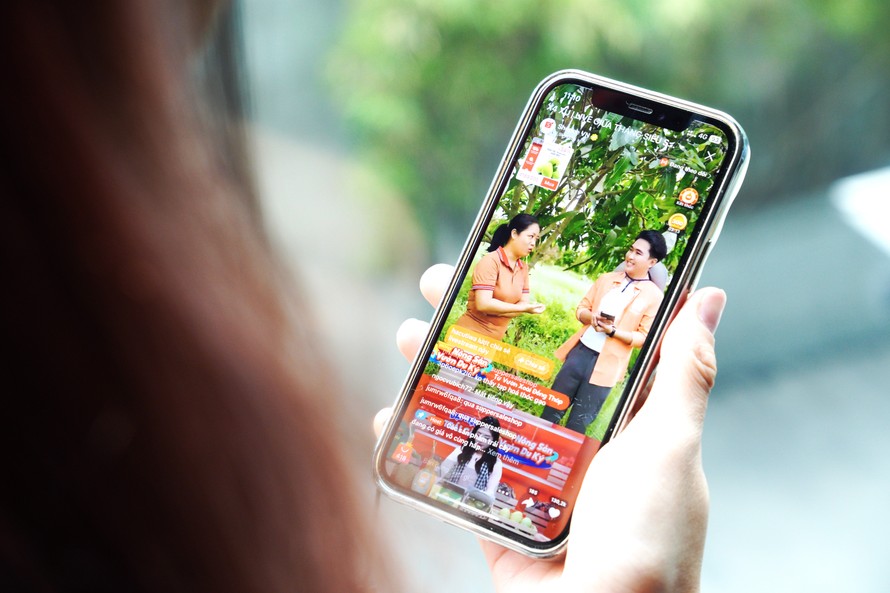 Xem nông dân livestream ngay tại vườn, trải nghiệm chốt đơn trái cây trên Shopee