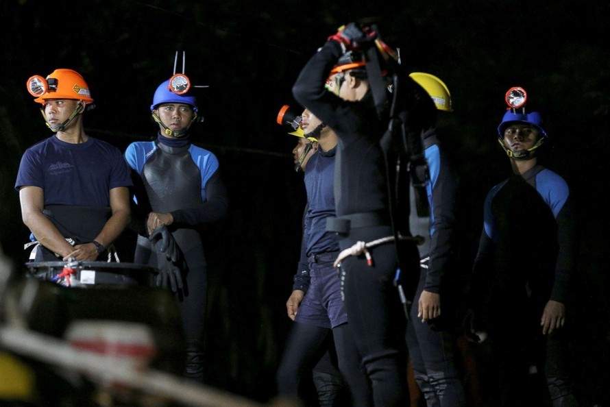 ‘Cầu thủ nhí có thể ra ngoài sớm nhất vào 9 giờ tối nay’