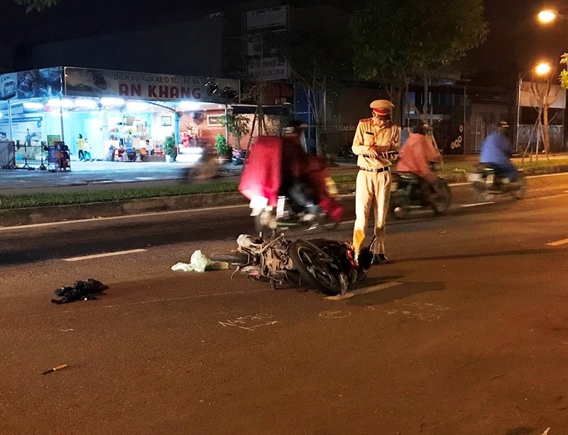 Cảnh sát giao thông có mặt tại hiện trường, Ảnh: PLO