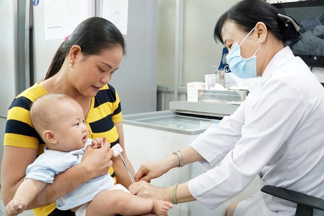 'Không có chuyện dừng tiêm vắc xin ComBE Five'