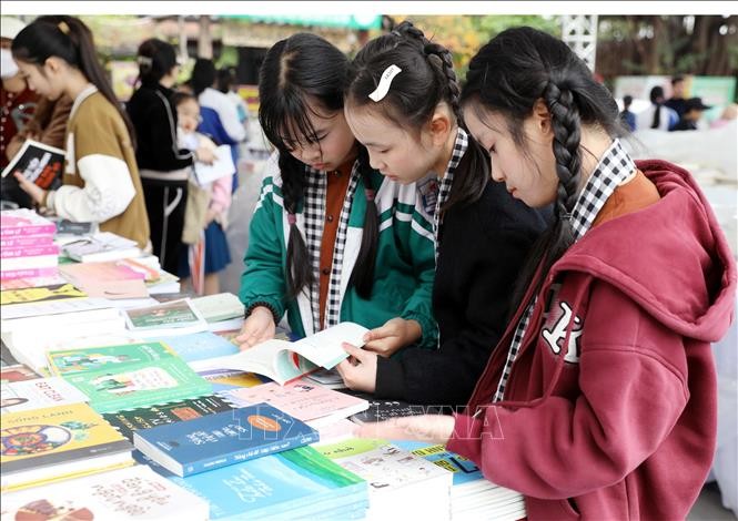 Nhiều học sinh ở thành phố Việt Trì tham quan Hội Sách đất Tổ năm 2025.