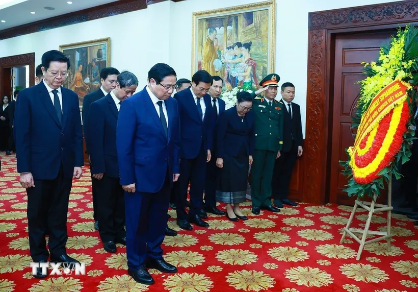 Sáng 4/4/2025, tại Đại sứ quán CHDCND Lào ở Hà Nội, Thủ tướng Phạm Minh Chính đến viếng nguyên Chủ tịch Đảng Nhân dân Cách mạng Lào, nguyên Chủ tịch nước Lào Khamtay Siphandone. Ảnh: Dương Giang/TTXVN.