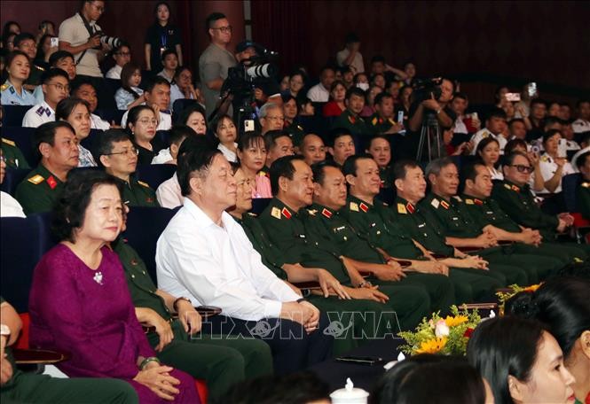 Đồng chí Nguyễn Trọng Nghĩa (áo trắng), Ủy viên Bộ Chính trị, Bí thư Trung ương Đảng, Trưởng Ban Tuyên giáo và Dân vận Trung ương và các đại biểu dự Chương trình. 