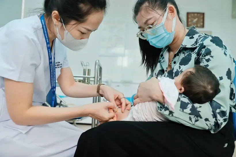 Cần cho trẻ đi tiêm phòng theo đúng độ tuổi. Ảnh: Minh Quyết/TTXVN.