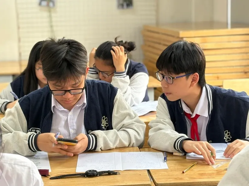 Học sinh miệt mài học và ôn tập chuẩn bị cho kỳ thi vào lớp 10 sắp tới. Ảnh: Phạm Mai/Vietnam+
