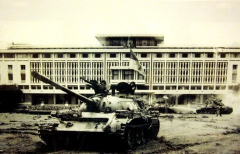 Sáng 30/4/1975, từ khắp mọi hướng, hàng trăm xe tăng, xe thiết giáp cùng bộ binh đồng loạt thẳng tiến Phủ Tổng thống ngụy quyền Sài Gòn, giải phóng Sài Gòn.
