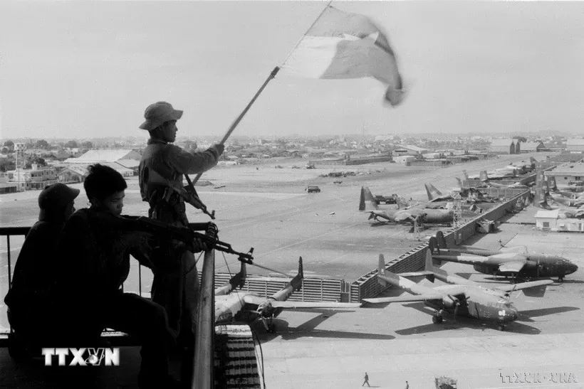 Sáng sớm ngày 30/4/1975, từ khắp các hướng quân đội ta ào ạt tiến vào Sài Gòn. Quân ta nhanh chóng chiếm được Bộ tư lệnh không quân và Bộ tư lệnh sư đoàn dù của địch làm chủ sân bay Tân Sơn Nhất. Trong ảnh: Cờ giải phóng tung bay trên sân bay Tân Sơn Nhất, ngày 30/4/1975. Ảnh: Quang Thành/TTXVN