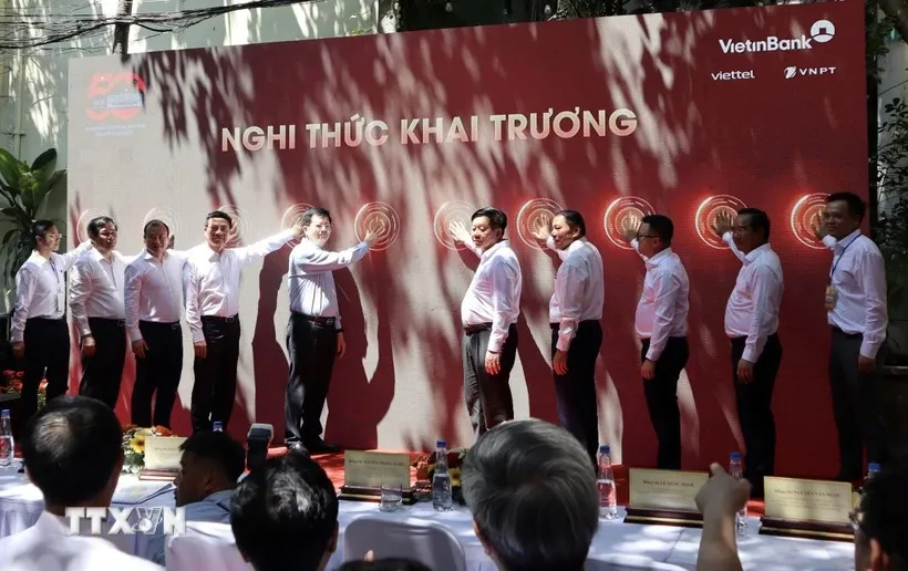 Lãnh đạo Chính phủ, Bộ ngành và Thành phố Hồ Chí Minh thực hiện nghi thức Khai trương Trung tâm Báo chí tuyên truyền các hoạt động Kỷ niệm 50 năm Ngày Giải phóng miền Nam, thống nhất đất nước. Ảnh: Xuân Anh/TTXVN