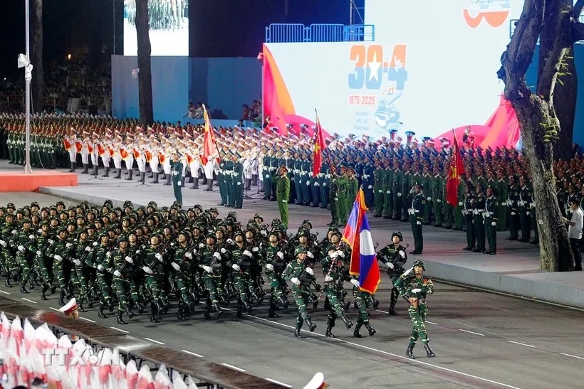 Lực lượng Quân đội Vũ trang Lào tham gia lễ sơ duyệt kỷ niệm 50 năm Ngày Giải phóng miền Nam thống nhất đất nước. Ảnh: Thanh Vũ/TTXVN.