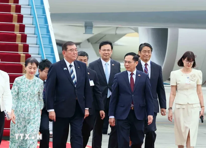 Phó Thủ tướng, Bộ trưởng Ngoại giao Bùi Thanh Sơn đón Thủ tướng Nhật Bản Ishiba Shigeru và Phu nhân tại Sân bay quốc tế Nội Bài. Ảnh: An Đăng/TTXVN.