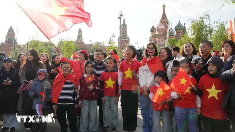 Kiều bào Việt Nam tại Liên bang Nga tập trung chào đón đoàn Quân đội Nhân dân Việt Nam trên Quảng trường Đỏ. Ảnh: Tâm Hằng/TTXVN.