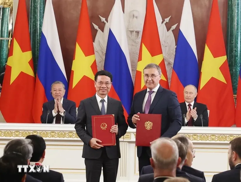 Tổng Bí thư Tô Lâm và Tổng thống Vladimir Putin chứng kiến trao Thỏa thuận giữa 2 Bộ Khoa học và Công nghệ về hợp tác cùng tuyển chọn các đề tài, dự án nghiên cứu khoa học và công nghệ Việt - Nga. Ảnh: Thống Nhất/TTXVN