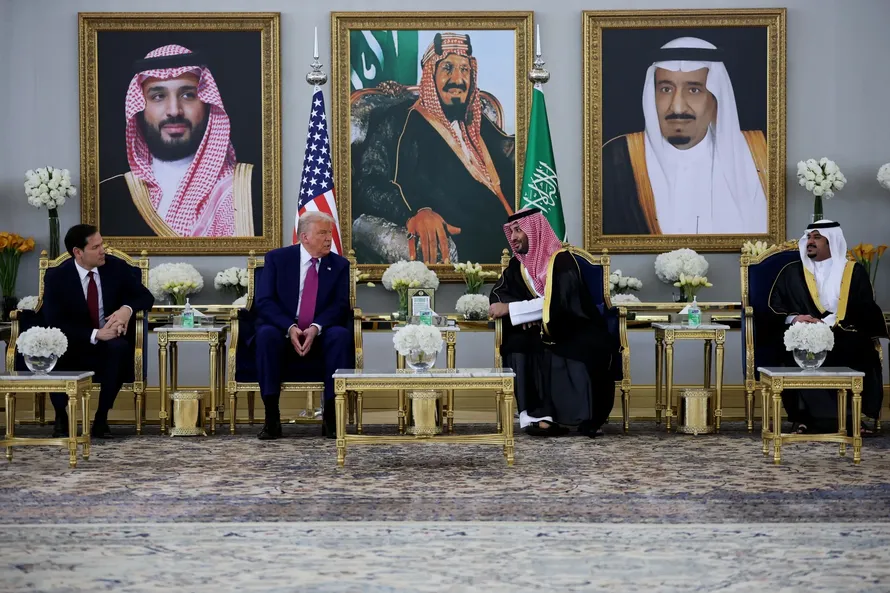 Thái tử Saudi Arabia (Ảrập Xêút) Mohammed bin Salman Al Saud (thứ 3, phải) và Tổng thống Mỹ Donald Trump (thứ 2, trái) tại cuộc gặp ở Riyadh, ngày 13/5/2025. Ảnh: Bloomberg.
