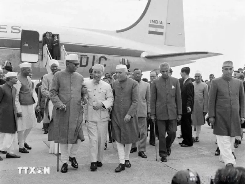 Tổng thống Prasat và Thủ tướng Jawaharlal Nehru ra sân bay New Delhi đón Chủ tịch Hồ Chí Minh thăm hữu nghị Ấn Độ từ ngày 5-14/2/1958. Ảnh: Tư liệu TTXVN.