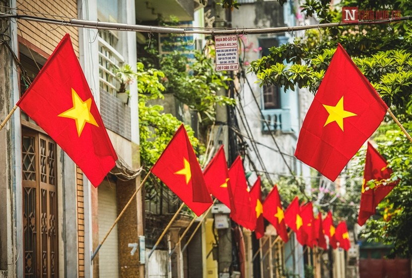 Những con ngõ nhỏ của Thủ đô Hà Nội rực rỡ sắc đỏ màu cờ Tổ quốc chào mừng Quốc khánh. Ảnh minh họa