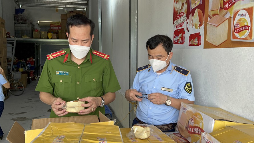 Lực lượng chức năng kiểm tra hàng giả, hàng kém chất lượng. Ảnh minh họa