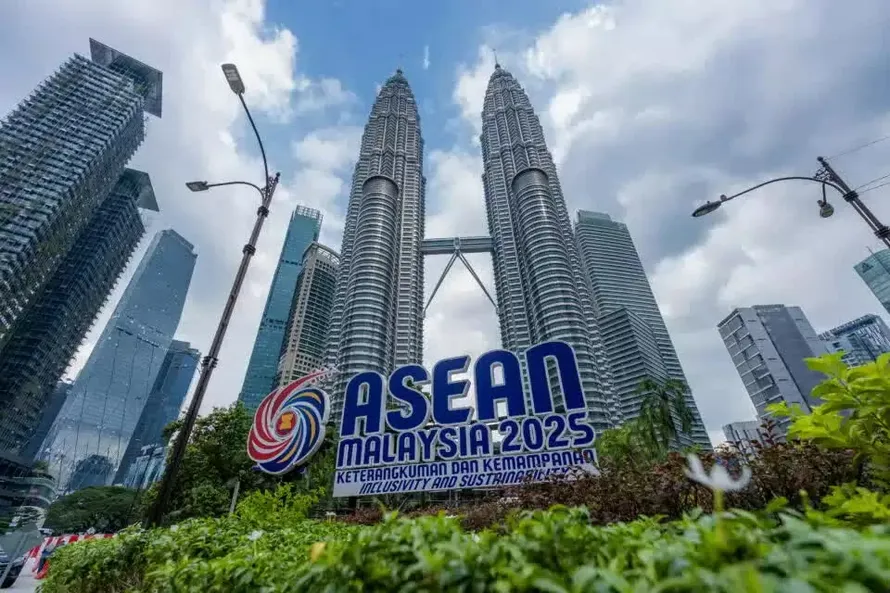 Logo ASEAN Malaysia 2025 trước Tòa tháp đôi Petronas ở Kuala Lumpur. Nguồn: Bermana