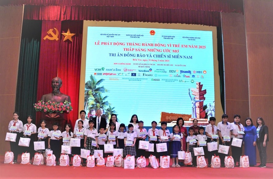 Đại biểu tham dự lễ trao học bổng, phát quà cho học sinh có hoàn cảnh khó khăn.
