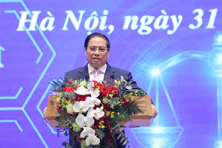 Thủ tướng yêu cầu Bộ Tư pháp tiếp tục phối hợp với các bộ, cơ quan liên quan hoàn thiện các tính năng, tạo thêm các trường thông tin của Cổng Pháp luật quốc gia. Ảnh VGP/Nhật Bắc