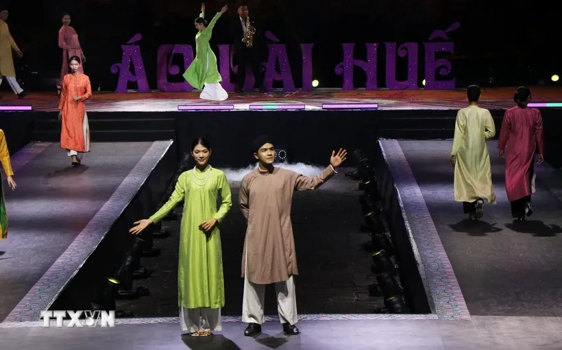 Đêm hội áo dài Huế kể về hành trình của chiếc áo dài - biểu tượng văn hóa của người Việt. Ảnh: Tường Vi/TTXVN