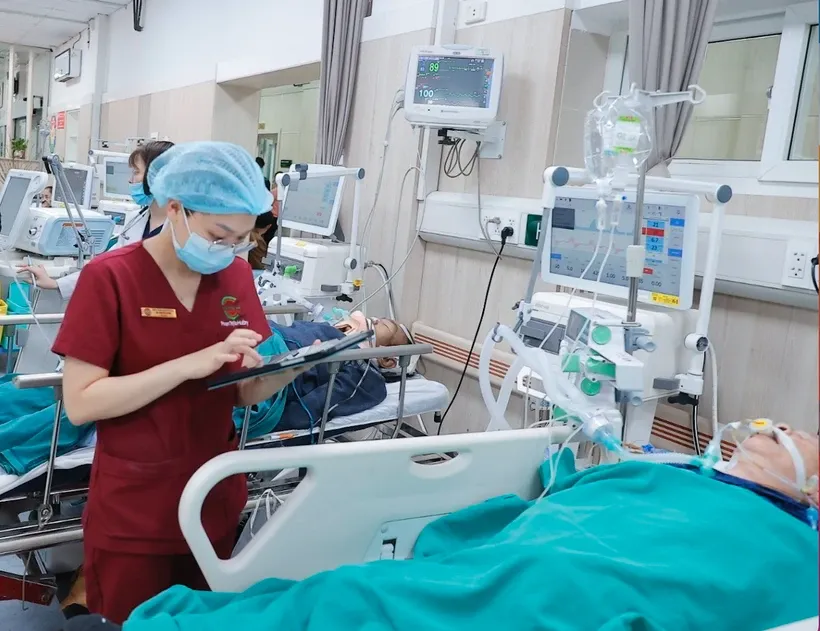 Nhân viên y tế theo dõi tình trạng cho bệnh nhân cấp cứu.