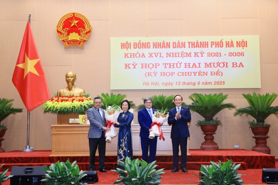 Chủ tịch UBND TP Trần Sỹ Thanh và Chủ tịch HĐND TP Nguyễn Ngọc Tuấn tặng hoa chúc mừng tân Phó Chủ tịch HĐND TP Hà Nội và UBND TP Hà Nội.