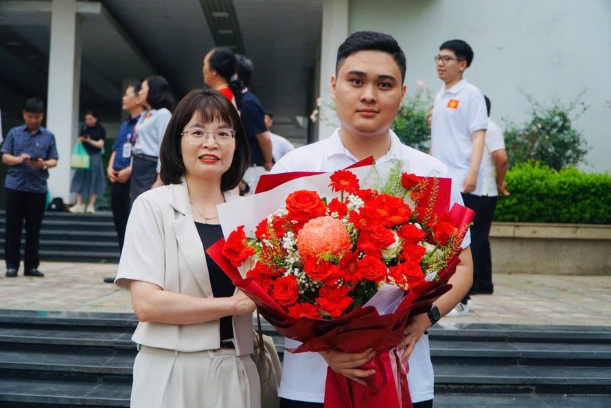 Đỗ Trung Kiên cùng cô giáo Đinh Thị Xoan. Ảnh: NVCC