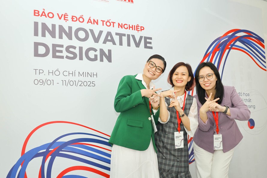 Cô Minh (bên phải ngoài cùng) và các cộng sự tại Khoa Thiết kế.