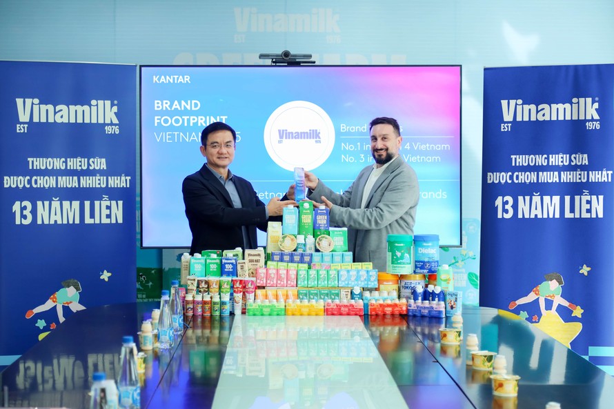 Ông Nguyễn Quang Trí (bên trái) đại diện Vinamilk đón nhận danh hiệu Thương hiệu sữa được chọn mua nhiều nhất năm thứ 13 liên tiếp. Ảnh: Nguyên Phương