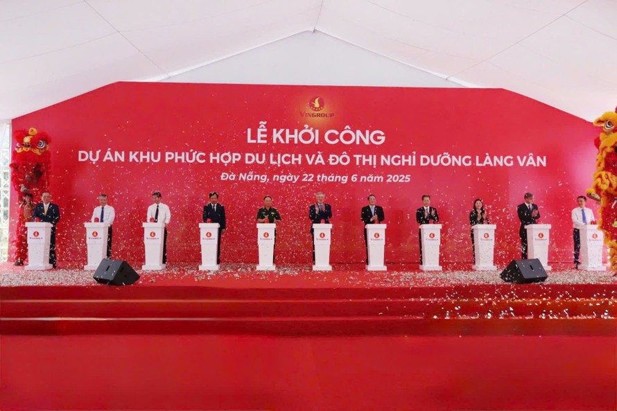 Phó Thủ tướng thường trực Nguyễn Hoà Bình cùng các đại biểu bấm nút khởi công Khu phức hợp Du lịch và Đô thị Nghỉ dưỡng Làng Vân.