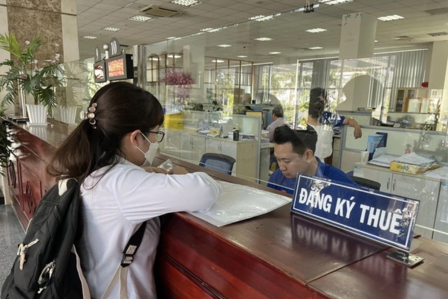 Người dân thực hiện giao dịch tại Cục Thuế Thành phố Hồ Chí Minh